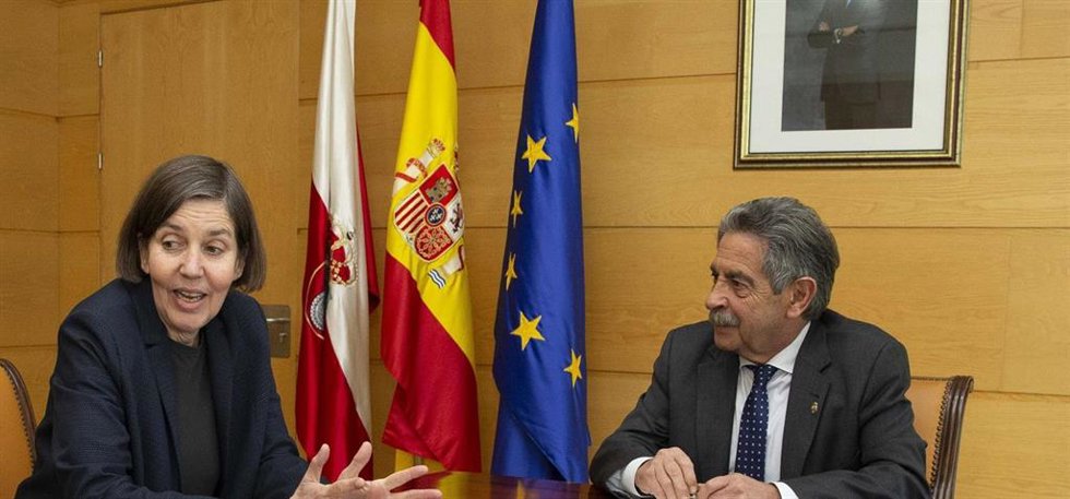 Foto de archivo. Revilla y la rectora de la UIMP, María Luz Morán