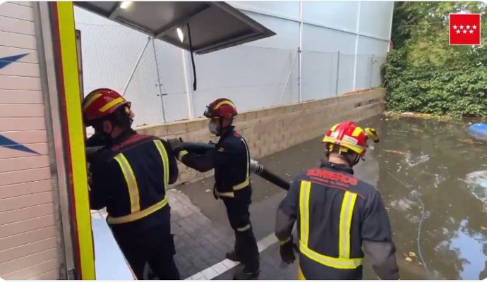 Imágenes de Bomberos de Comunidad actuando en el sótano de una empresa inundada en Rivas-Vaciamadrid