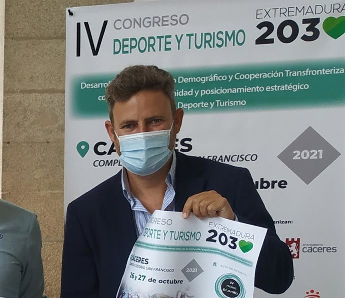 El concejal de Turismo de Cáceres, Jorge Villar, en una rueda de prensa en la que ha considerado "casi heróico" que se haya batido récord de visitantes en julio