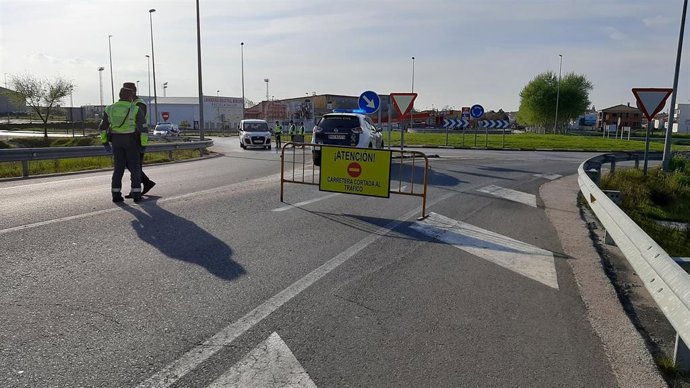 Archivo - Controles a la entrada de un municipio aislado por coronavirus