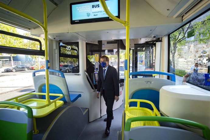 El alcalde de Madrid, José Luis Martínez-Almeida, entra un autobús nuevo de la línea lanzadera de la EMT entre Plaza Elíptica e Islazul.