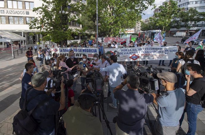 Archivo - Concentración de afectados por el amianto en Plaza de Castilla.