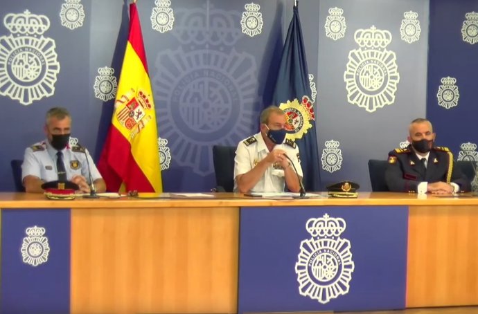 Rueda de prensa de la operación contra mafia albanesa dedicada a la marihuana de Ramón Chacón, jefe de Investigación Criminal de Mossos; Rafael Pérez, comisario de Policía Judicial, y Ardi Veliu, director de la Policía de Albania