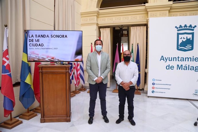 El concejal de Educación, Juventud y Fomento del Empleo del Ayuntamiento de Málaga, Luis Verde, y el presidente de la Federación Agrupación de Bandas de Música Procesional de Málaga, José Vela, en rueda de prensa