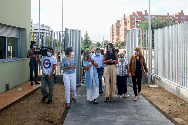 La vicealcaldesa de Madrid, Begoña Villacís (c), a  su llegada a la Escuela Infantil Parque de los Ingenieros