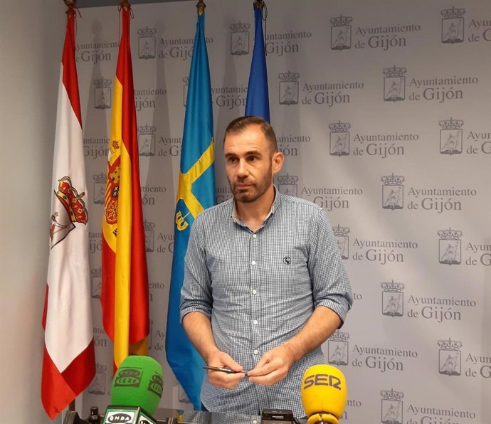 Archivo - El concejal de Ciudadanos en el Ayuntamiento de Gijón Rubén Pérez Carcedo,  en rueda de prensa en el Consistorio