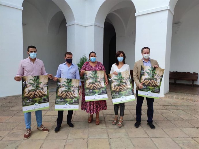 La vicepresidenta primera de la Diputación de Córdoba, Dolores Amo (centro), y el delegado de Agricultura, Ganadería y Pesca de la Junta, Juan Ramón Pérez (dcha.), en la presentación de Agropriego.