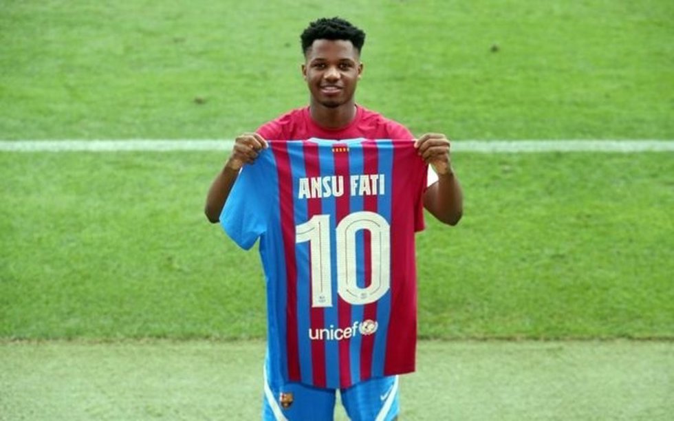 El jugador canterano del FC Barcelona Ansu Fati llevará el '10', que hereda de Leo Messi, en la temporada 2021/22