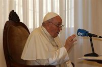 El Papa critica "la política irresponsable de intervenir e imponer la democracia" en Afganistán