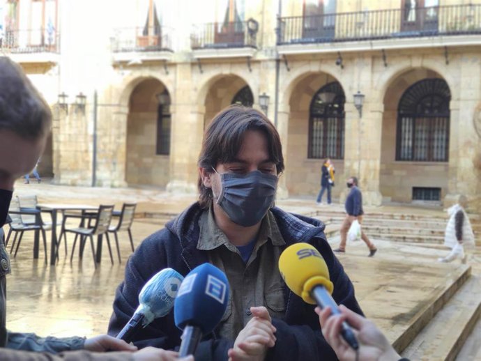 Archivo - El concejal de Somos Oviedo, Ignacio Fernández del Páramo, atiende a los medios en la Plaza del Ayuntamiento.