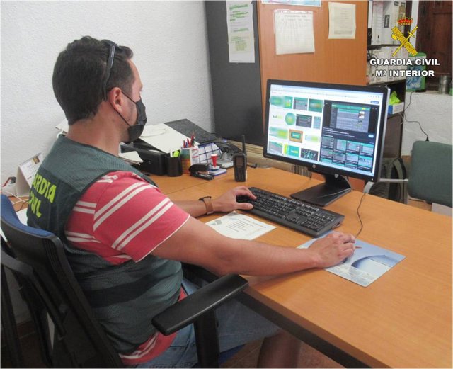 Agente de la Guardia Civil en tareas de investigación