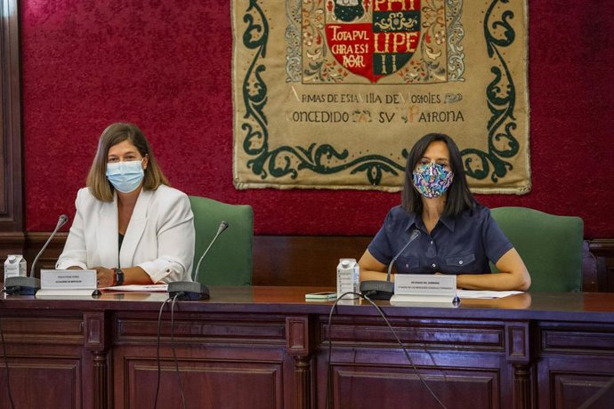 La alcaldesa de Móstoles, Noelia Posse (i), y la delegada del Gobierno en la Comunidad de Madrid, Mercedes González, durante una reunión de la Junta Local de Seguridad de Móstoles, a 1 de septiembre de 2021, en Móstoles, Madrid, (España). 