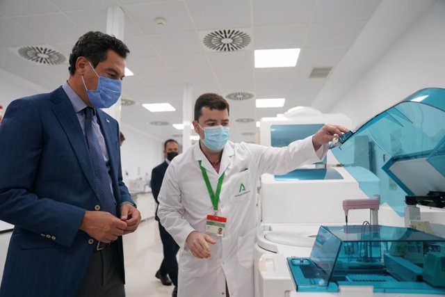 Juanma Moreno en su visita al Hospital de La Janda en Vejer