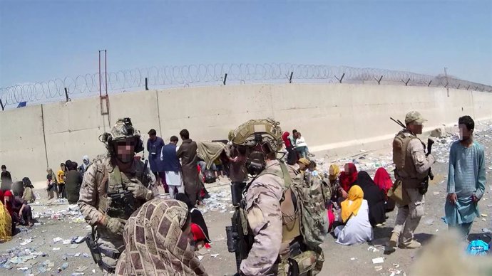 Varios militares del Mando de Operaciones Especiales del Ejército de Tierra español durante el trabajo de evacuación en el aeropuerto de Kabul, en agosto de 2021, en Kabul, (Afganistán)