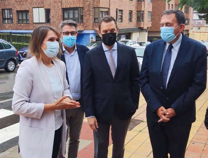 Rocío Lucas durante su visita a las obras del CEIP Numancia de Soria.