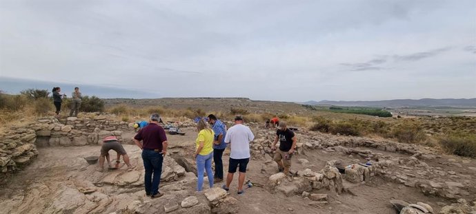 El alcalde de Hellín visita el yacimiento del Tolmo de Minateda.