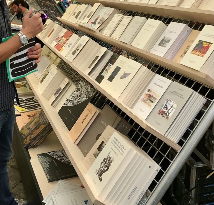 Un asistente a la primera edición de la Selic, Semana do Libro de Compostela, en la Praza da Quintana