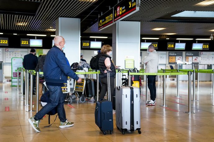 Archivo - Viajeros en el aeropuerto Adolfo Suárez, Madrid-Barajas, en una imagen de archivo