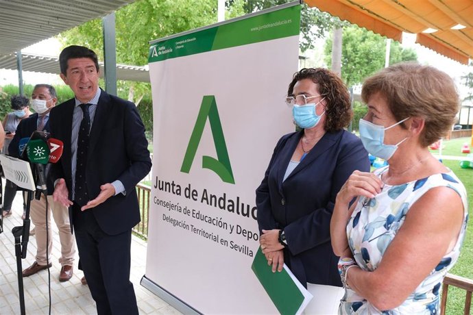 El vicepresidente de la Junta y consejero de Turismo, Regeneración, Justicia y Administración Local, Juan Marín (2i), en la intervención después de la   inauguración de  el curso escolar de Educación Infantil 2021-22 en el colegio de N Señora del Rocío