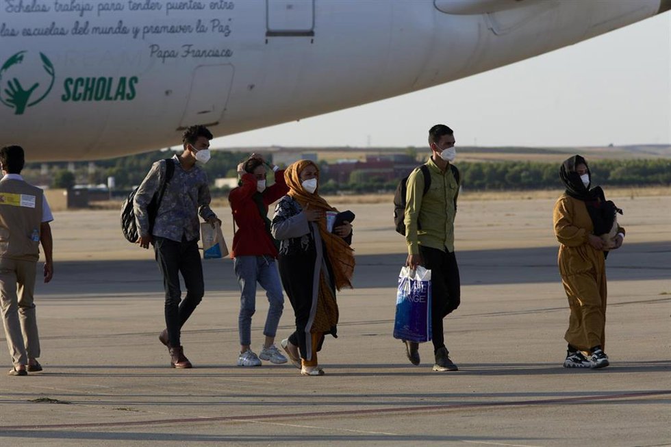 Afganos refugiados a su llegada a la Base Aérea de Torrejón (Madrid). 