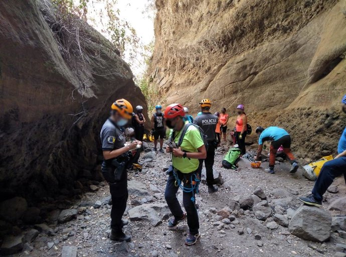 Agentes de la Policía Canaria sancionan a una falsa empresa de turismo activo en una excursión en el barranco de Badajoz