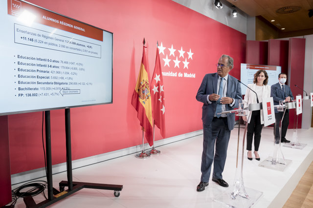El consejero de Educación de la Comunidad de Madrid, Enrique Ossorio; la presidenta de la Comunidad, Isabel Díaz Ayuso y el consejero de Economía Javier Fernández-Lasquetty, durante una rueda de prensa posterior a la reunión del Consejo de Gobierno