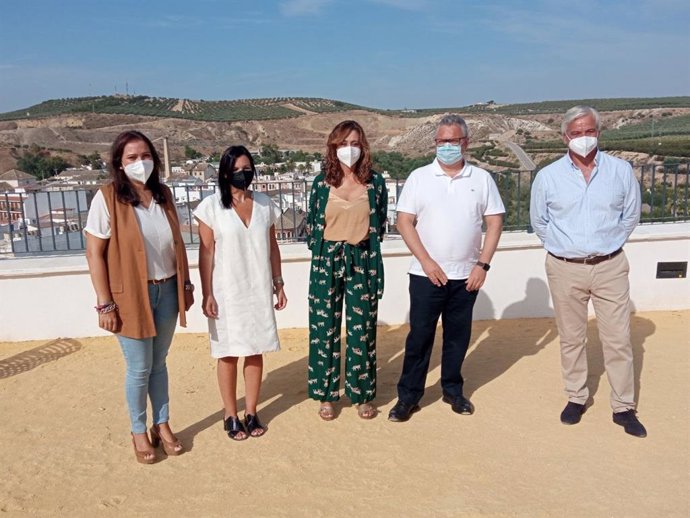 La vicepresidenta segunda de la Diputación de Córdoba, Felisa Cañete (centro), en su visita a Puente Genil.