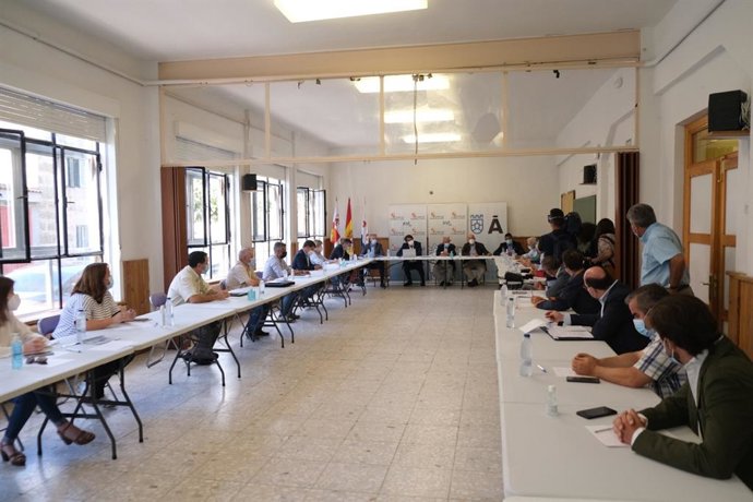 Reunión de los consejeros de Agricultura y Fomento y Medio Ambiente, Jesús Julio Carnero y Juan Carlos Suárez-Quiñones, respectivamente, con ayuntamientos y ganaderos afectados por los incendios en Ávila.