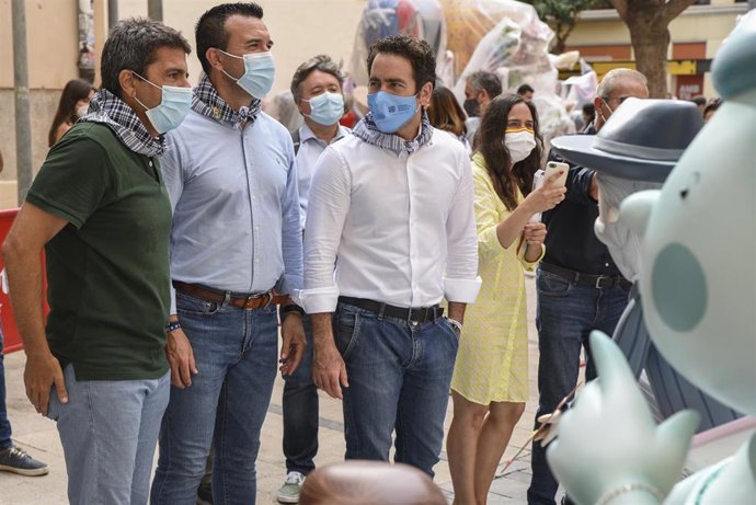 El presidente del PP, Teodoro García Egea, junto a responsables de la formación en la Comunitat Valenciana durante su visita este miércoles a la Falla del Pilar de Valncia, coincidiendo con el inicio de los actos falleros de 2021. 