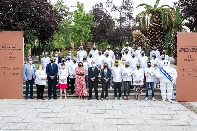 El jefe del Ejecutivo autonómico, Emiliano García-Page, entrega las chaquetillas Michelin a los chefs de Castilla-La Mancha reconocidos con esta distinción.