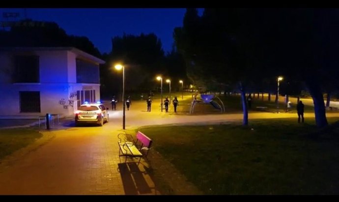 Desalojo el fin de semana del Parque del Ebro mediante un operativo conjunto de Policía Local y del Cuerpo Nacional de Policía para luchar contra el botellón