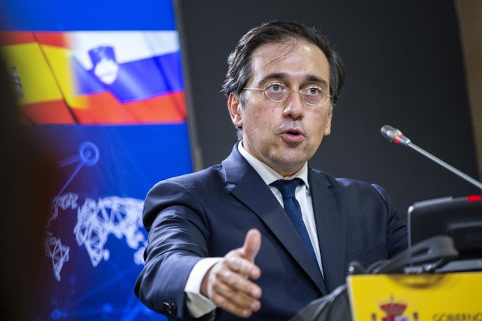 El Ministro de Asuntos Exteriores, Unión Europea y Cooperación, José Manuel Albares, en rueda de prensa, después de recibir al Ministro de Asuntos Exteriores de Eslovenia, Ane Logar, a 30 de agosto de 2021, en el Palacio de Viana, Madrid, (España). Duran