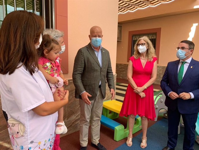 Imbroda (c), en la Escuela Infantil Los Romeros.