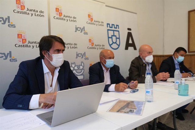 Juan Carlos Suárez-Quiñones (izquierda) detalla el balance de la superficie afectada por el fuego de Navalacruz.