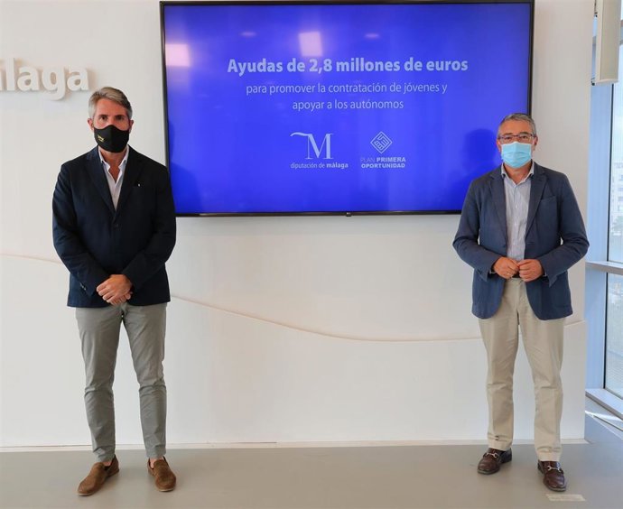 El presidente de la Diputación de Málaga, Francisco Salado, y el vicepresidente primero y responsable de la Delegación de Empleo y Formación, Juan Carlos Maldonado, en rueda de prensa