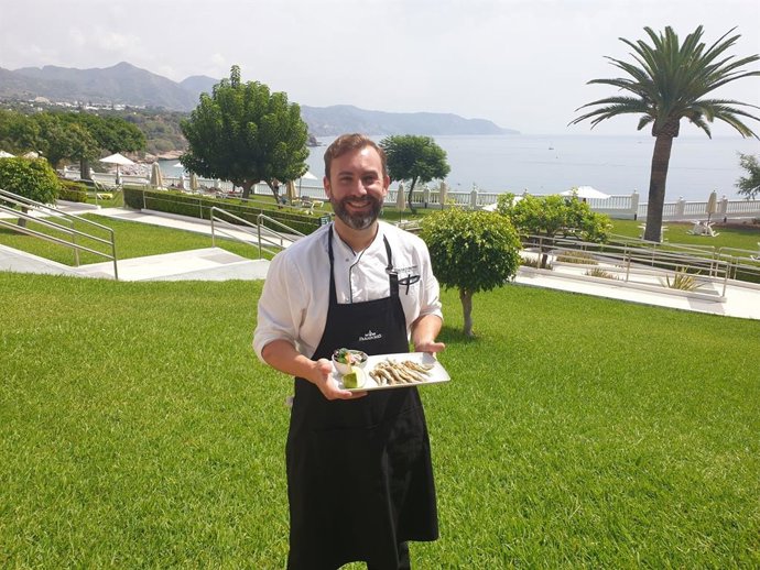 El chef del Parador de Nerja, Rafael Gutiérrez, con los boquerones fritos que pueden degustarse en establecimento malagueño
