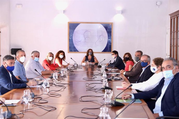 La presidenta del Govern, Francina Armengol, durante una reunión en Ca n'Oleo con representantes de los agentes sociales y económicos del sector turístico de Mallorca.