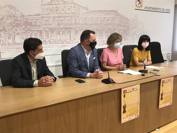 La concejal de Acción y Promoción Cultural, Evelia Fernández, -la segunda por la derecha- encabeza la presentación de este nuevo festival.