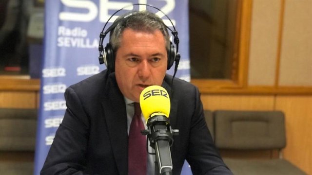 El alcalde de Sevilla y secretario general del PSOE-A, Juan Espadas, en una entrevista con la Cadena SER.