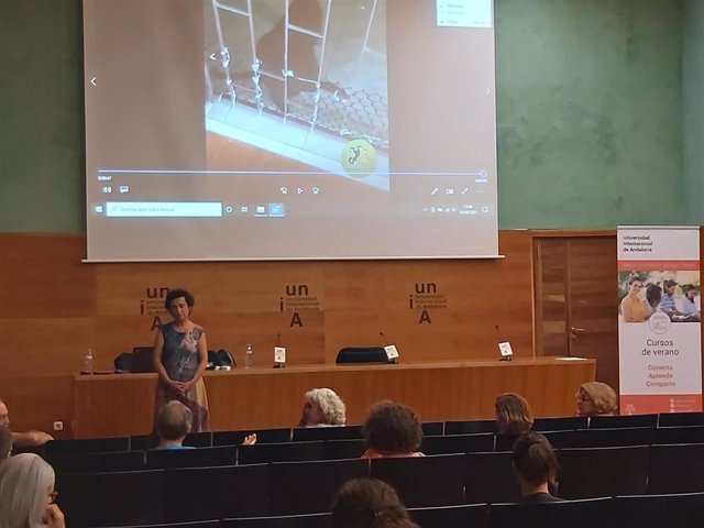 La ponente María Victoria Fonseca durante su intervención en los cursos de verano de la UNIA.