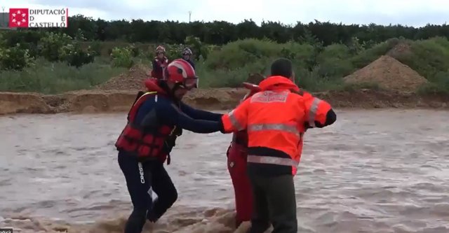 Los bomberos realizando el rescate