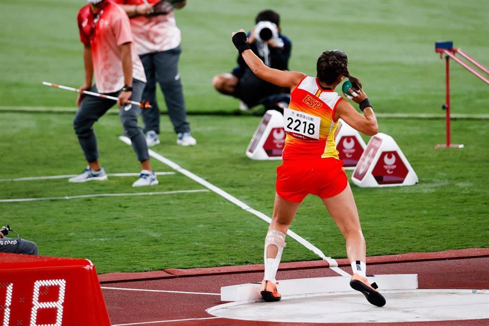 Míriam Martínez durante el lanzamiento de peso F36 de los Juegos Paralímpicos de Tokio