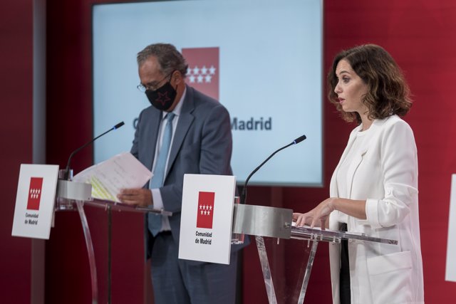 El consejero de Educación, Universidades, Ciencia y portavoz de la Comunidad de Madrid, Enrique Ossorio y la presidenta de la Comunidad de Madrid, Isabel Díaz Ayuso, durante una rueda de prensa
