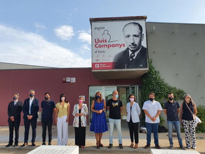 Los miembros de la Mesa del Parlament y representantes del Ayuntamiento de Tornabous (Lleida) en el Espai Lluís Companys, donde se ha celebrado la primera reunión de la Mesa de este curso político.