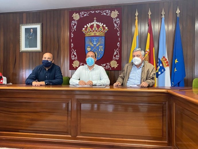 EL  secretario de Organización del PSdeG provincial, José Manuel Lage; el coordinador comarcal del partido, José Antonio Viña, y el alcalde de Malpica, Walter Pardo, en una rueda de prensa