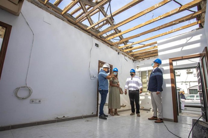 Obras de rehabilitación en viviendas municipales de La Navidad en Huelva.