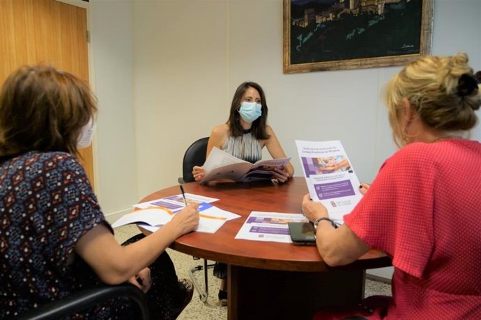 Carmen Belén y técnicos analizando convocatoria de ayudas