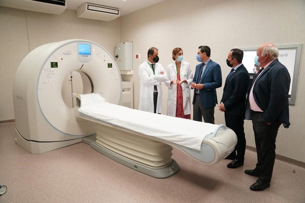 Juanma Moreno en su visita al Hospital de La Janda en Vejer