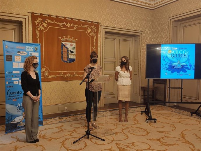 La ilustradora Blanca María Llorens (centro) presenta el cuento en presencia de las ediles Ana Suárez (i) y Almudena Parres (d) en el Ayuntamiento de Salamanca.
