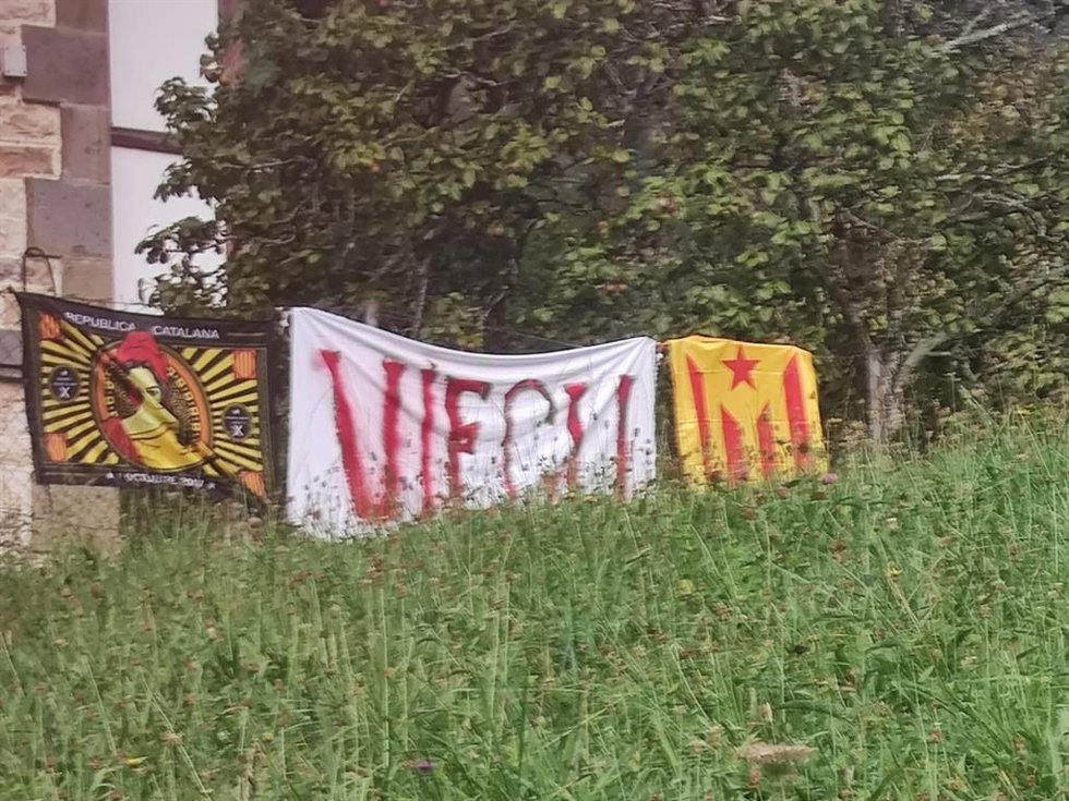 Pancartas republicanas catalanas frente a la casa de Rocío Monasterio